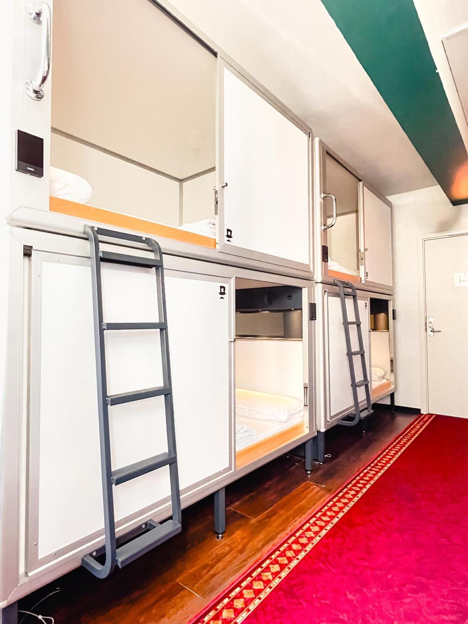 Double bed a private Capsule 2 pax Lower level
